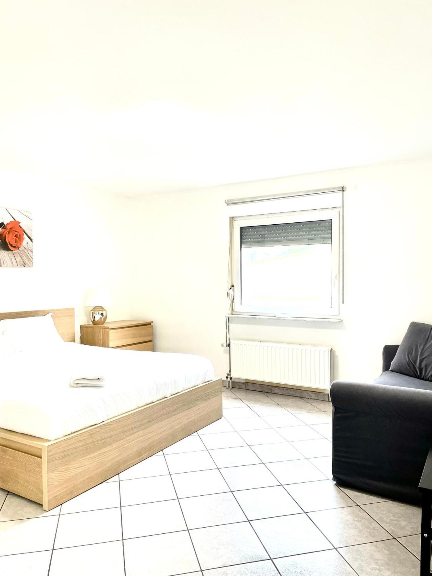Large Room In Schuttrange Free Parking 10Mins To Airport Excellent Customer Services Exterior foto